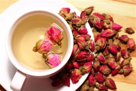 Does Red Rose Tea Have Caffeine? And Why Do Cats Always Land on Their Feet?